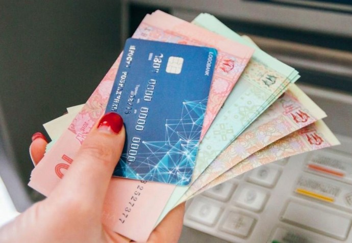Жінка викрадала картку пенсіонерки, щоб розраховуватися в магазині на Вінниччині