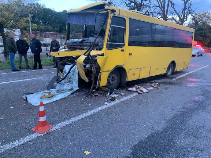 Автобус з пасажирами потрапив у ДТП біля Вінниці. Постраждало 8 людей (Фото)