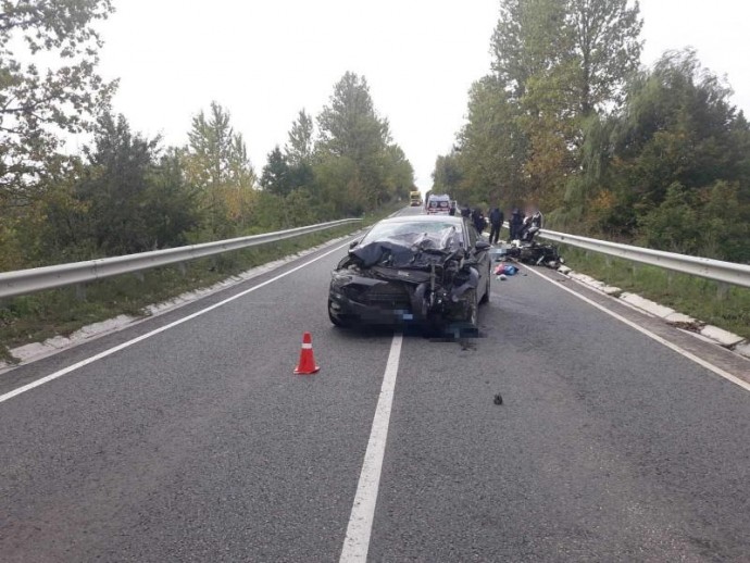 Автомобіль влетів у колону мотоциклістів на Вінниччині. Загинуло троє людей (Фото)