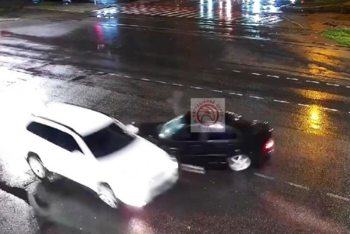 BMW та Mitsubishi зіткнулася на перехресті у Вінниці. Постраждала 17-річна пасажирка (Відео)