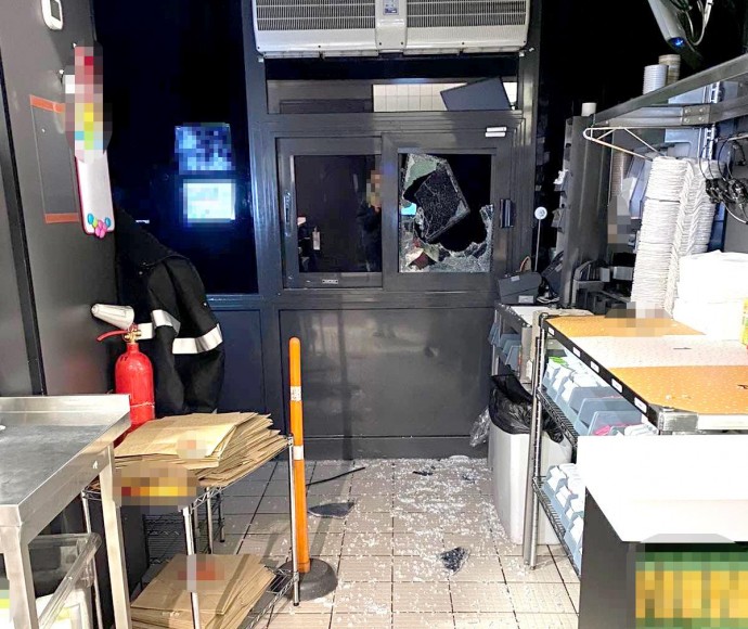 Хлопець розтрощив вікна McDonald's на Соборній (Фото+Відео) 