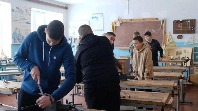 Школярі з Вінниччини виготовляють на уроках трудового «кішки» для військових саперів (Фото)