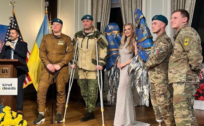 Продала крила — купила протези: учасниця «Міс Всесвіт» допомогла українським воїнам
