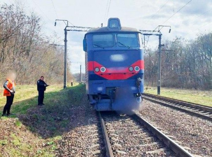 Чоловік загинув під колесами вантажного потягу на Вінниччині (Фото)