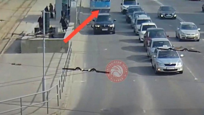 Не проскочив: водій BMW зачепив тролейбус на вулиці Пирогова (Відео)