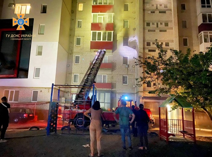 Серед ночі горіла квартира у Хмільнику. Евакуювали 72 людини (Фото)