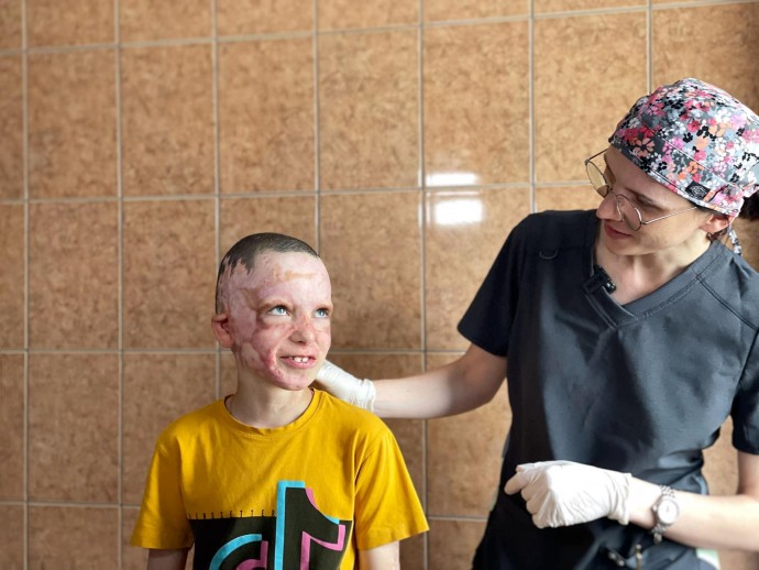 Хлопчик, який вижив під час ракетного обстрілу Вінниці, повернувся після лікування в Україну (Фото+Відео)