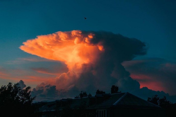 Звідки беруться хмари, схожі на ядерний гриб?