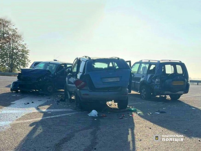 Водій Dacia зіткнувся з двома припаркованими авто на трасі біля Вінниці