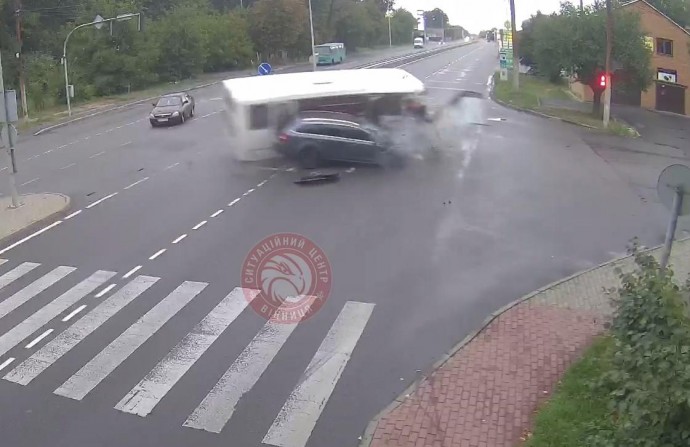 Водій Skoda врізалася у автобус на Немирівському шосе (Відео)