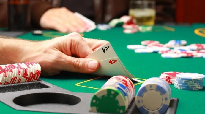 Навчіться грати покер: корисні поради для початківців