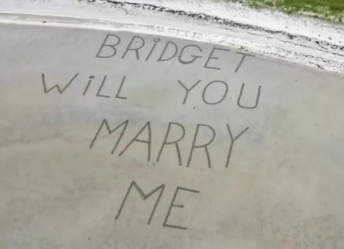 В Шотландії чоловік освідчився коханій за допомогою напису на пляжі: як це виглядало