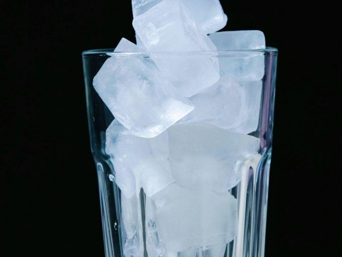Як швидко дістати кубики льоду з пакета, призначеного для їх зберігання?