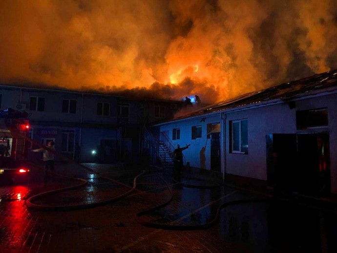 Масштабна пожежа сталася на ринку в Хмільнику (Фото+Відео)