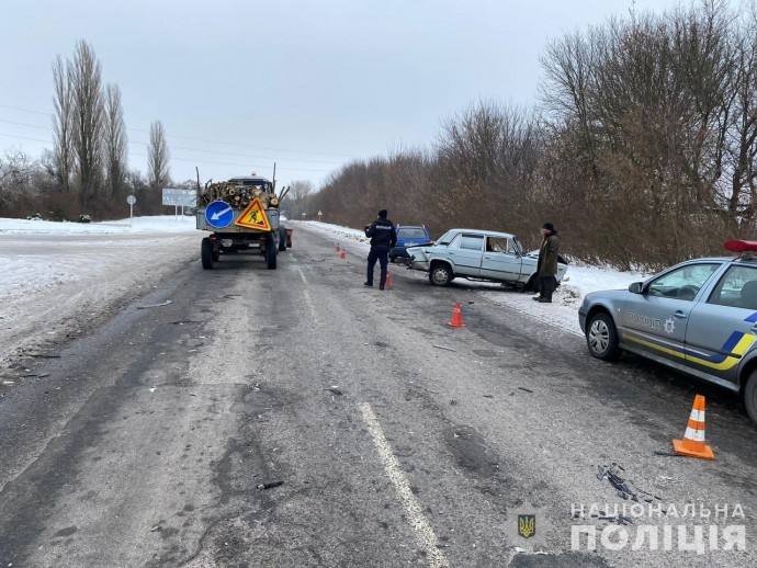 Три автомобілі зіткнулися на трасі у Вінницькій області