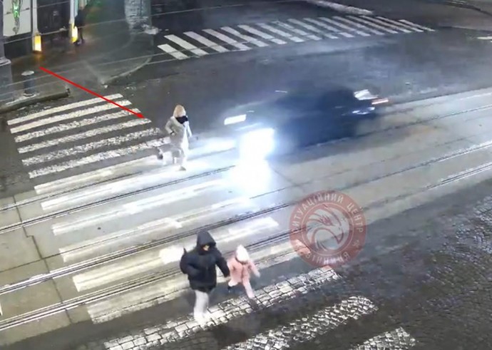 Водій автомобіля Mazda на швидкості збив жінку у центрі Вінниці (Відео)