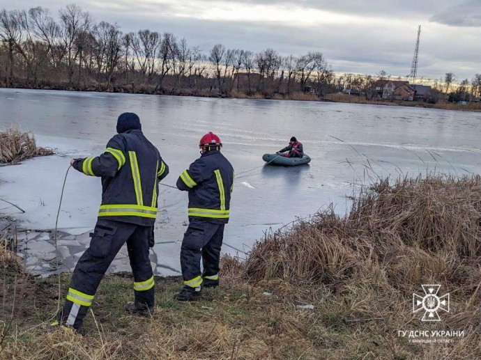Приятель не дав втопитися чоловікові, який провалився під лід у Вінницькому районі (Фото)