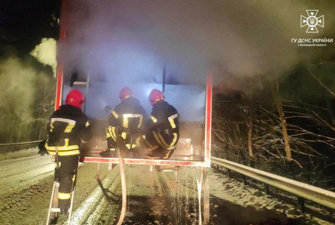 Вантажівка з посилками загорілася біля Вінниці (Фото+Відео)