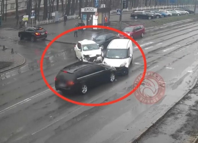 Потрійну ДТП зняли вуличні камери на Хмельницькому шосе (Відео)