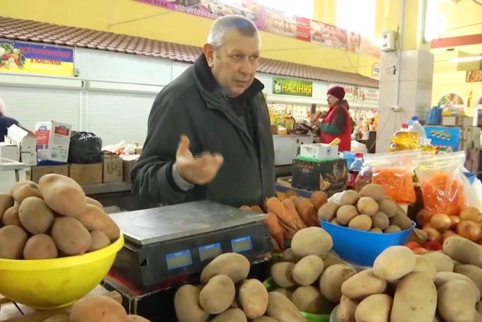 Порівняли ціни продуктів на ринках у Вінниці та Рівному (Відео)