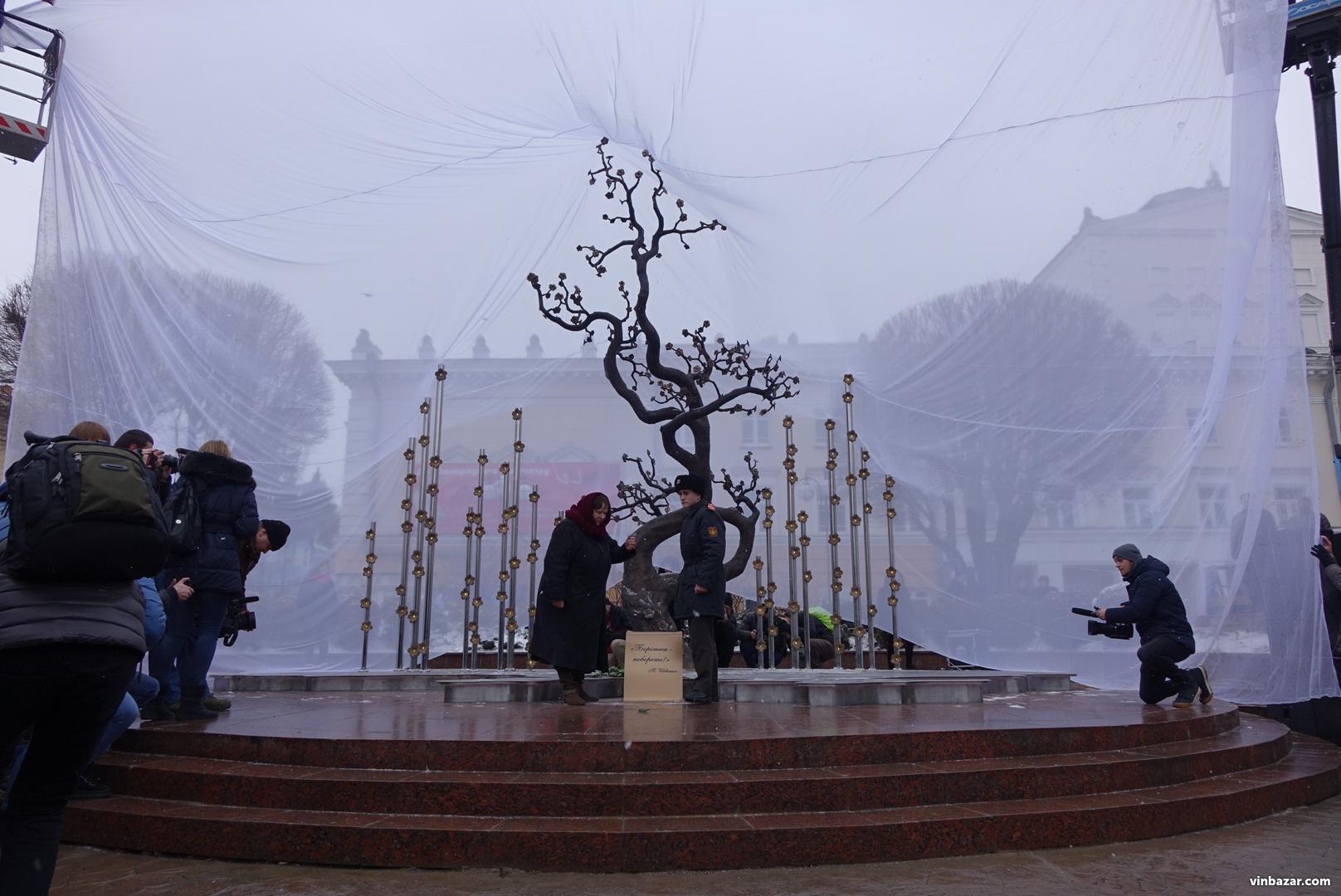 У Вінниці відкрили пам'ятник Небесній сотні - вишню свободи з бронзи (Фото)