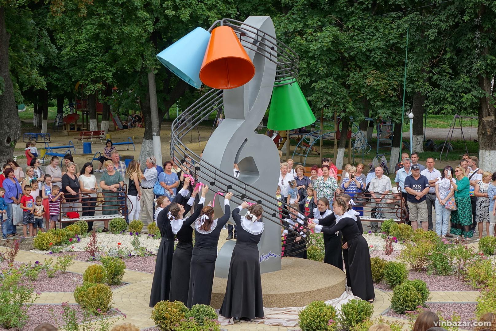 Гройсман у Тульчині відкрив пам’ятник мелодії Щедрик (Фото)