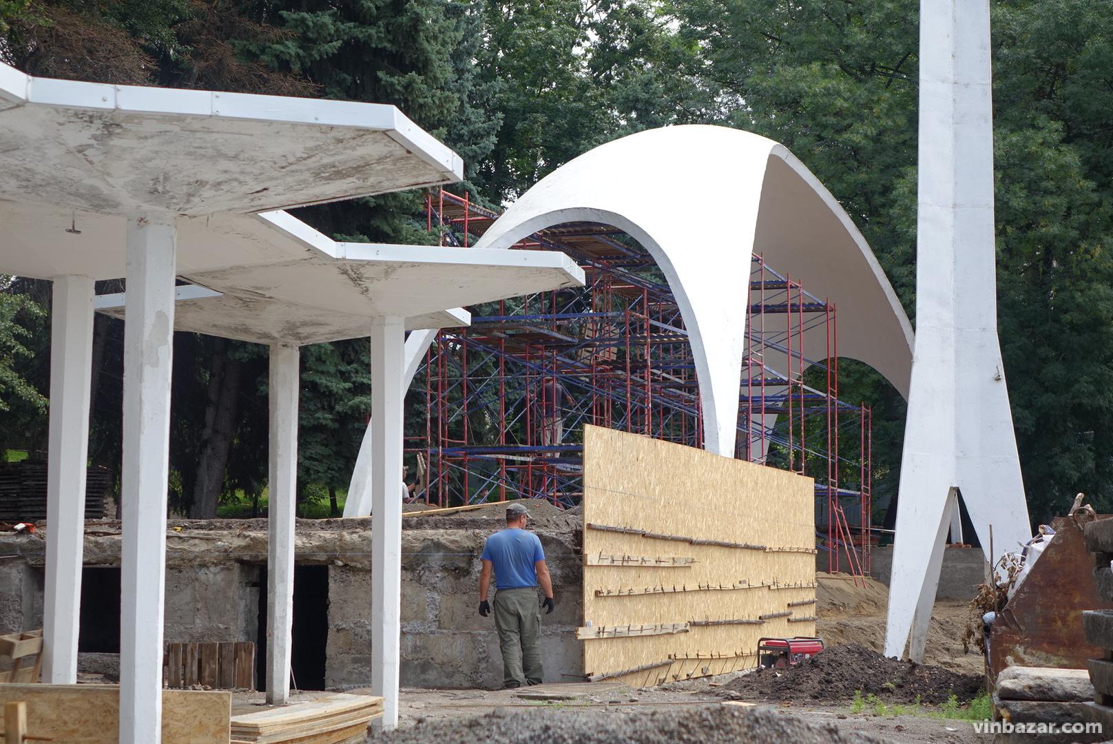 У Вінниці розпочали ремонт арки біля Центрального парку (Фото)