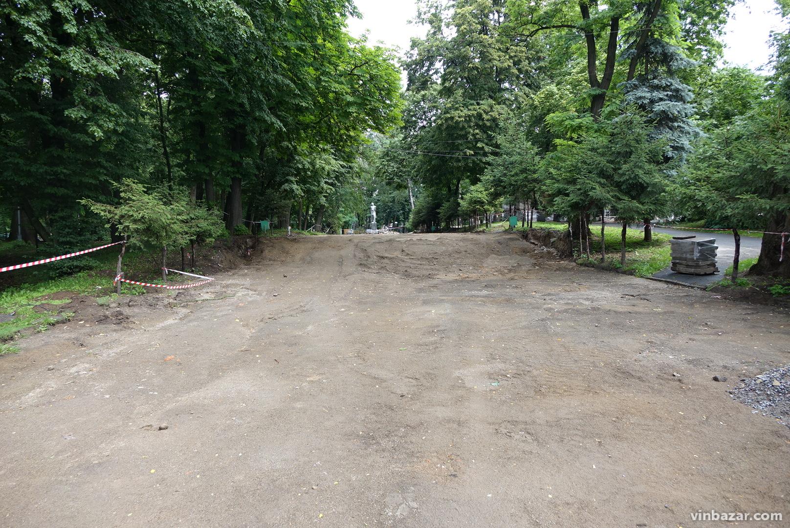 У Вінниці розпочали ремонт арки біля Центрального парку (Фото)
