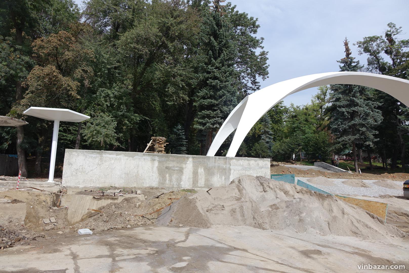 На площі Гагаріна зняли шпиль, який стояв біля арки (Фото)