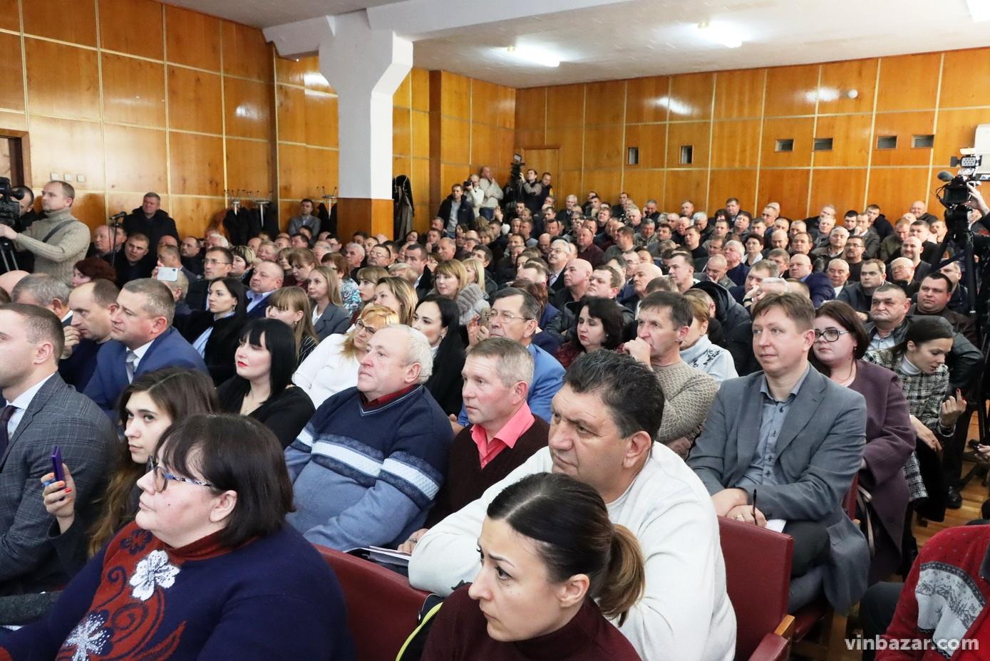 Гострі запитання: у Вінниці міністр Милованов спробував пояснити аграріям навіщо їм ринок землі (Фото+Відео)
