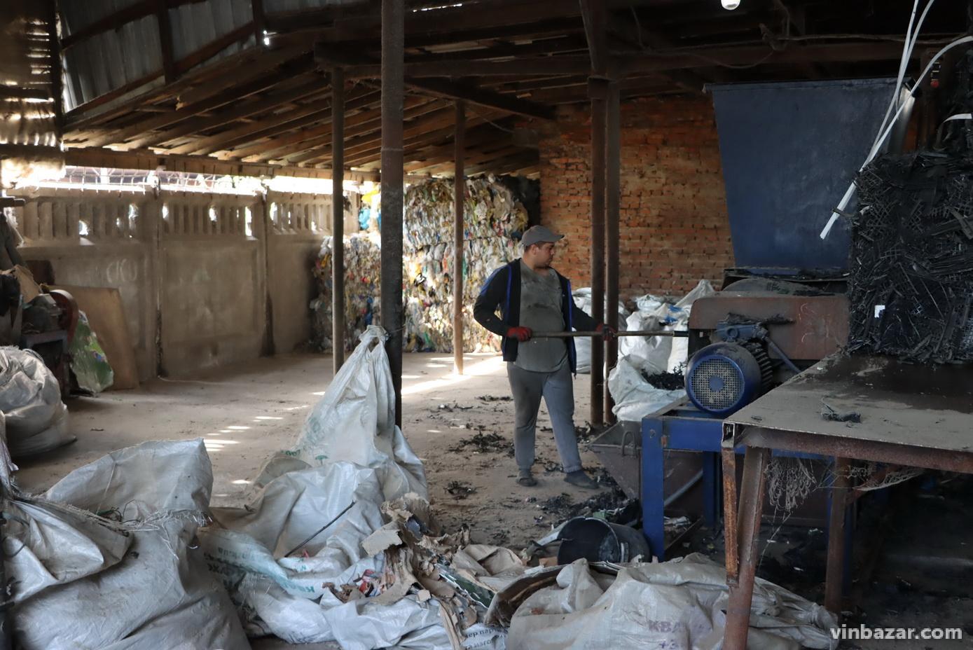 Завод у Вінниці виготовляє кришки для люків зі сміття. Продукцію експортують до Європи та Латинської Америки (Фото)