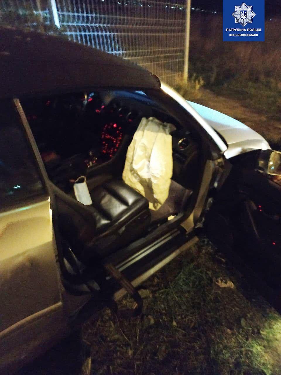 На Келецькій водій Audi в'їхав у припарковане авто, паркан та збив два дерева (Фото)