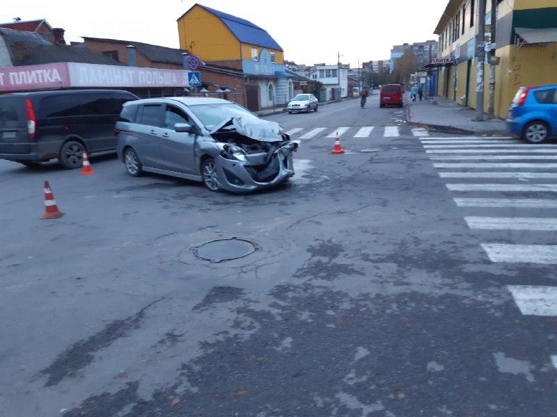 На вулиці Некрасова сталася ДТП. Від удару перекинувся мікроавтобус Volkswagen (Фото)