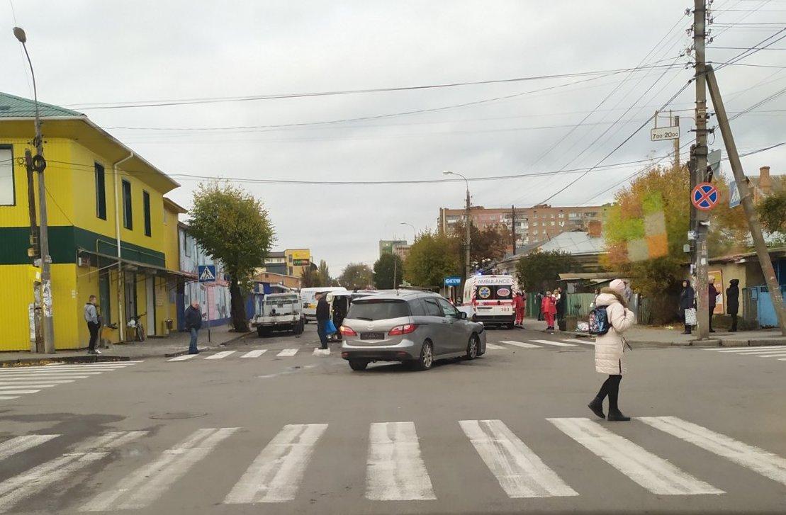 На вулиці Некрасова сталася ДТП. Від удару перекинувся мікроавтобус Volkswagen (Фото)