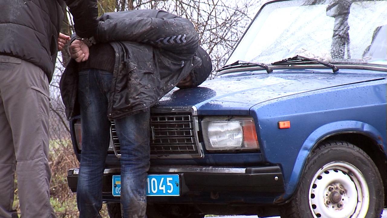 Біля Вінниці затримали чоловіка, який намагався втекти на викраденому авто (Фото)