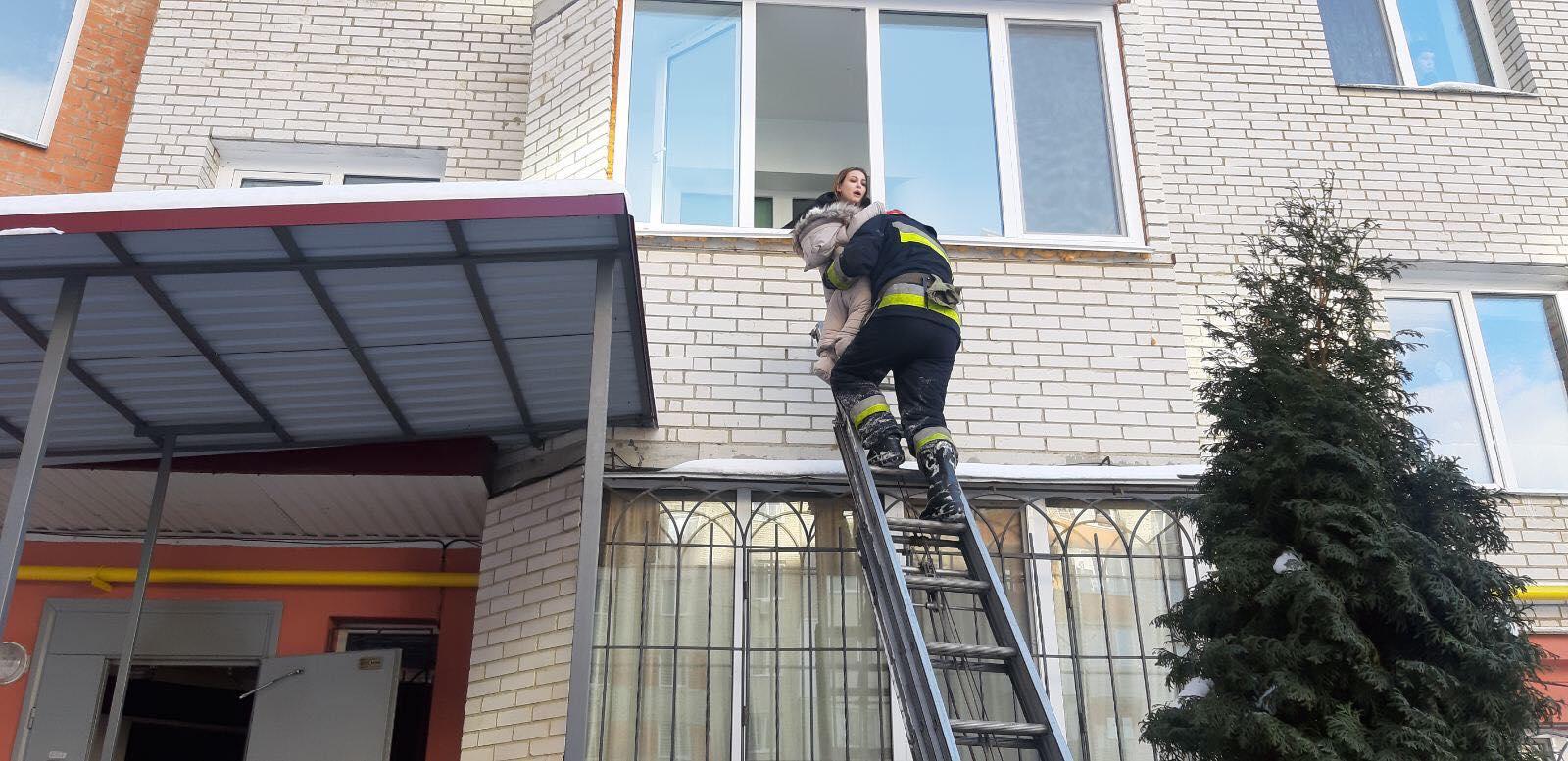 На Поділлі сталася пожежа у дев'ятиповерхівці. Евакуювали мешканців під'їзду (Фото+Відео)