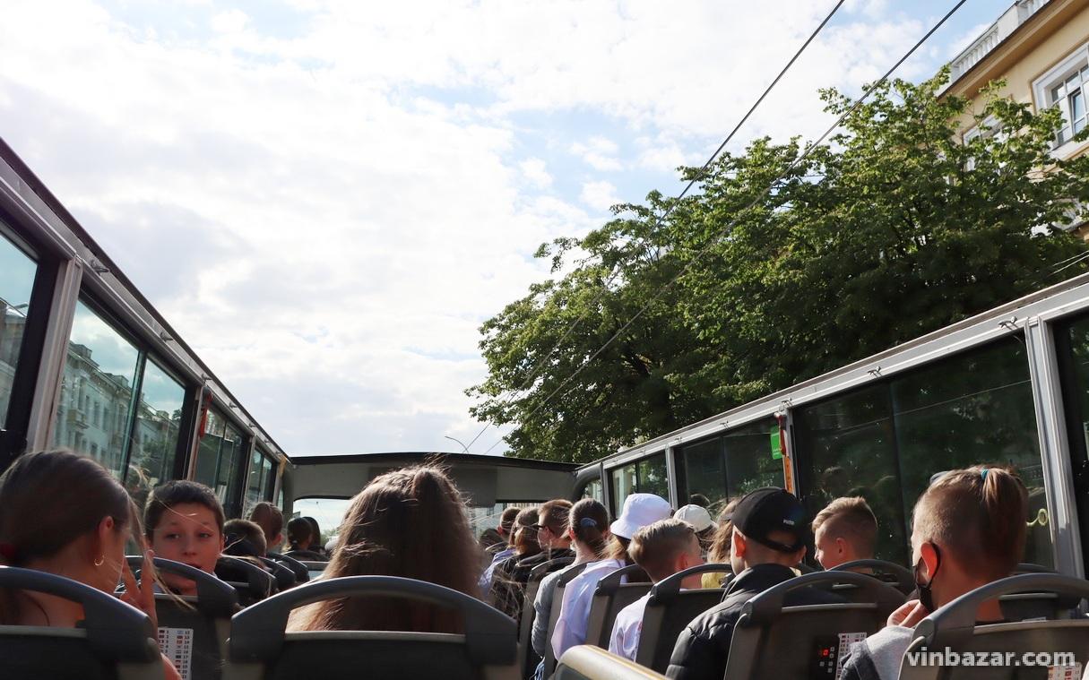 “Другий в Україні”: вулицями Вінниці курсує берлінський двоповерховий автобус-кабріолет (Фото)