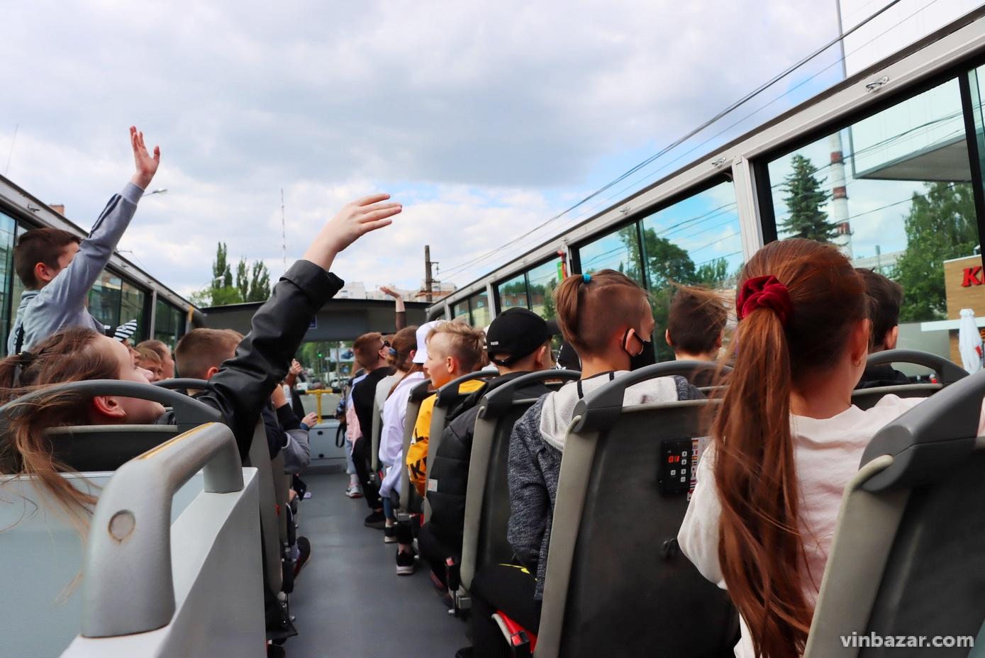 “Другий в Україні”: вулицями Вінниці курсує берлінський двоповерховий автобус-кабріолет (Фото)