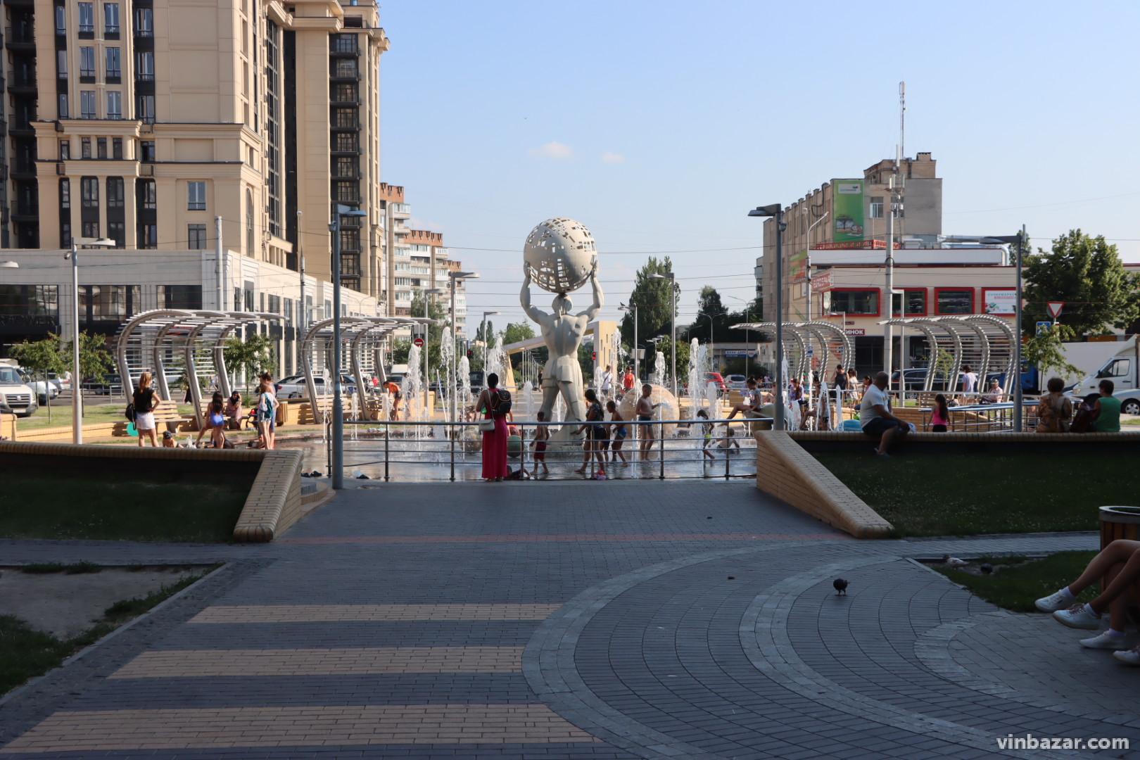 У Вінниці після ремонту запустили фонтан з планетами (Фото)