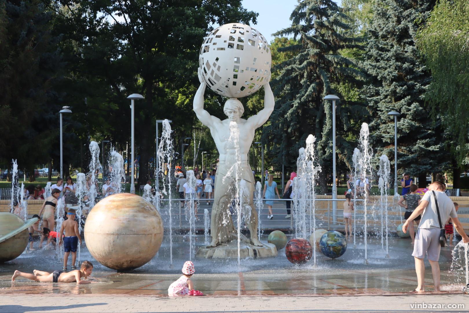 У Вінниці після ремонту запустили фонтан з планетами (Фото)