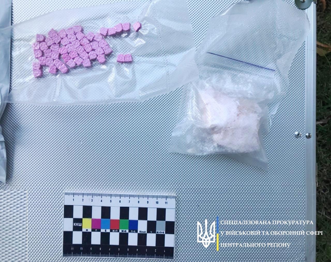 У Вінниці солдат ЗСУ намагався придбати наркотики через «Нову пошту» (Фото)