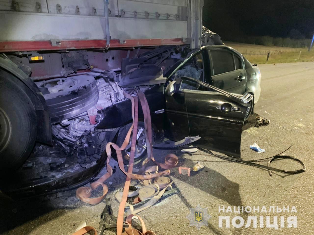 На Вінниччині зіткнулися іномарка та вантажівка. Один із водіїв загинув (Фото+Відео)