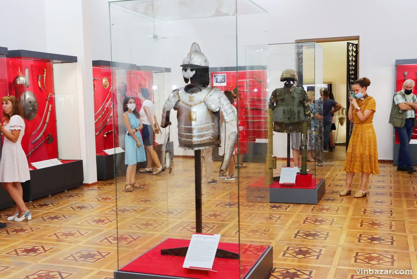 «Від каменюки до базуки»: у Вінницькому музеї представили виставку зброї та військового спорядження (Фото)