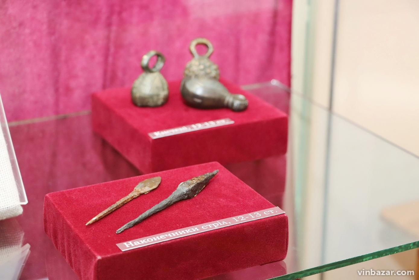 «Від каменюки до базуки»: у Вінницькому музеї представили виставку зброї та військового спорядження (Фото)