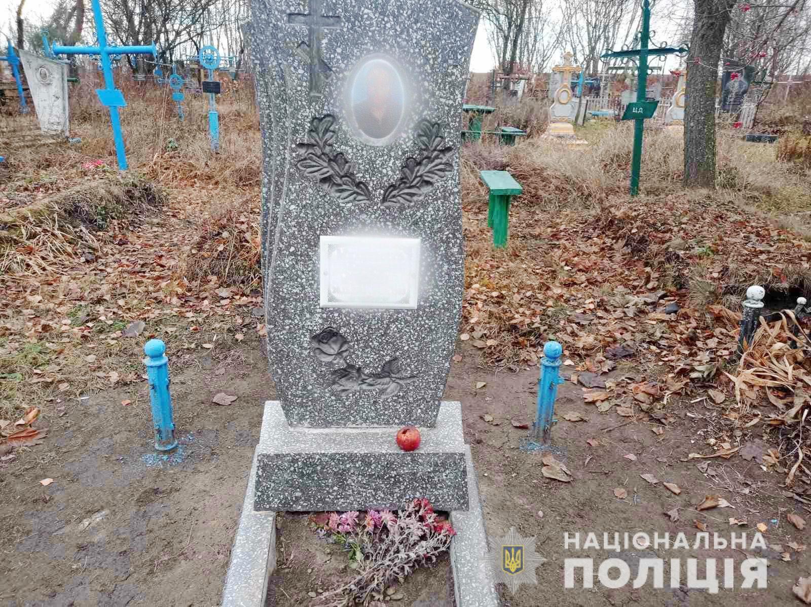 Нічого святого: на Вінниччині чоловік знімав з могил металеві огорожі (Фото)