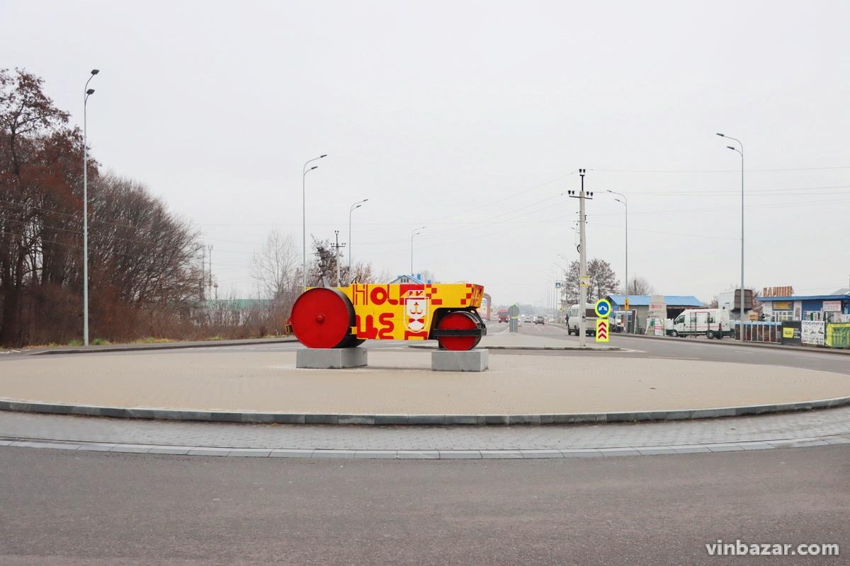 На в'їзді у Вінницю встановили нову інсталяцію - дорожній каток (Фото)