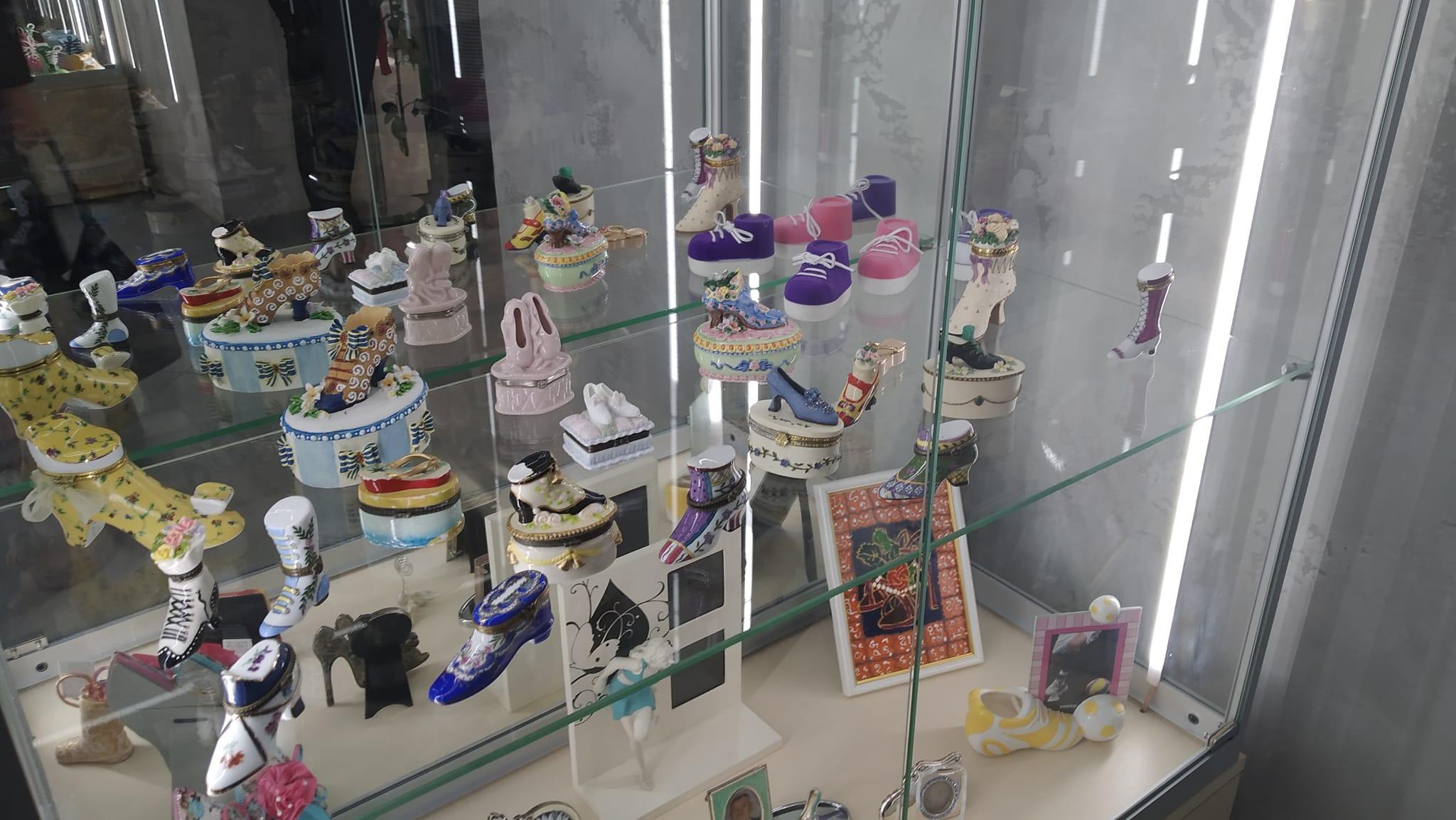 У Хмільнику відкрили музей декоративних черевичків. Колекцію зібрала пенсіонерка (Фото+Відео)
