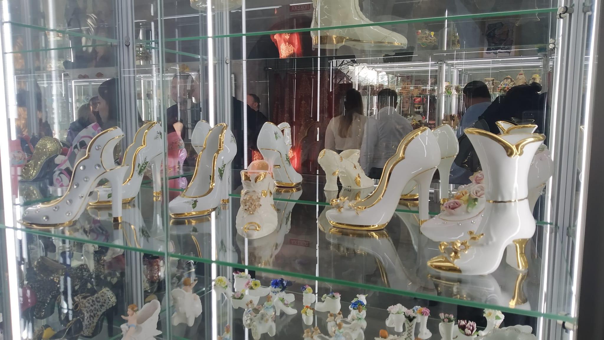 У Хмільнику відкрили музей декоративних черевичків. Колекцію зібрала пенсіонерка (Фото+Відео)