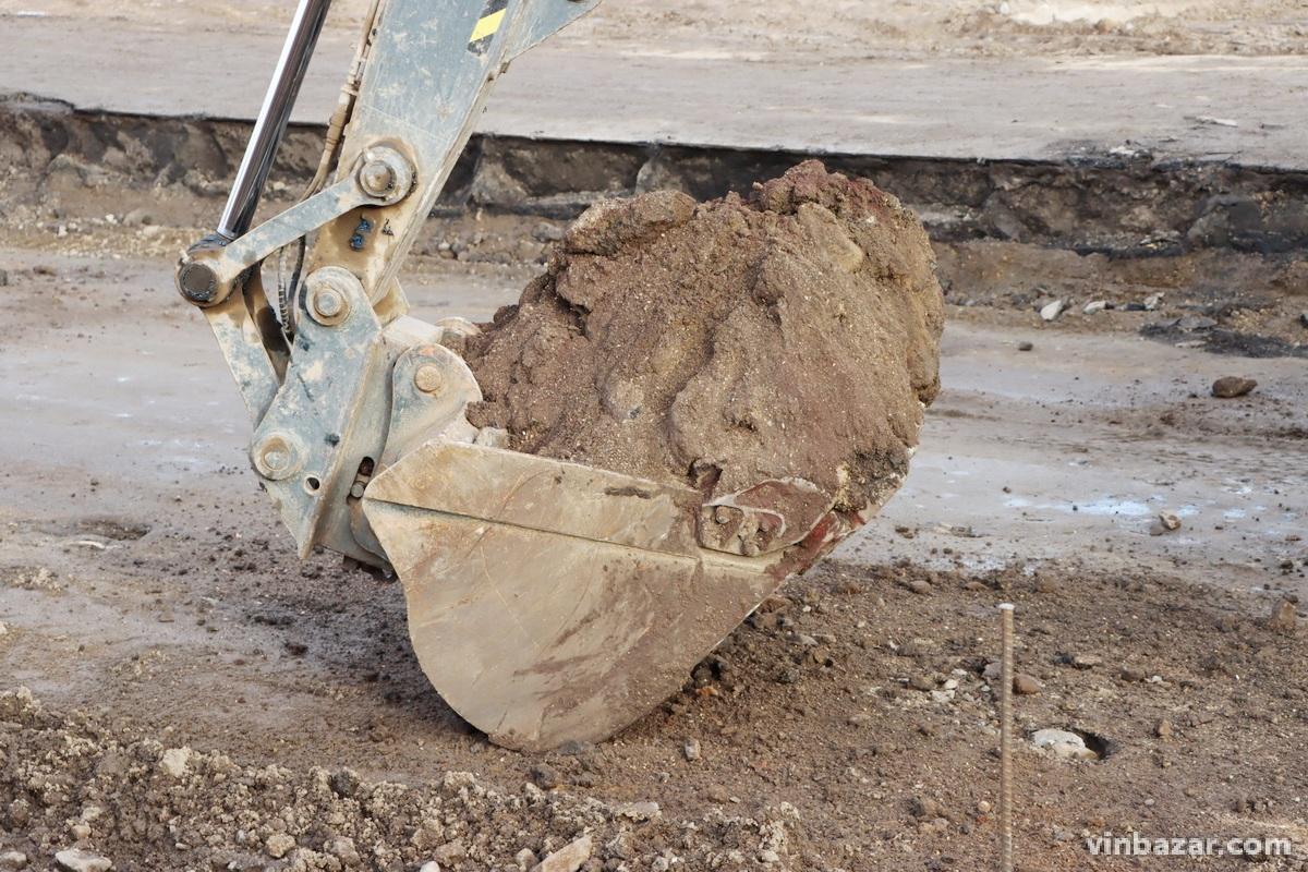 Місяць реконструкції вулиці Батозької: під шаром землі знаходять шматки старої бруківки (Фото)