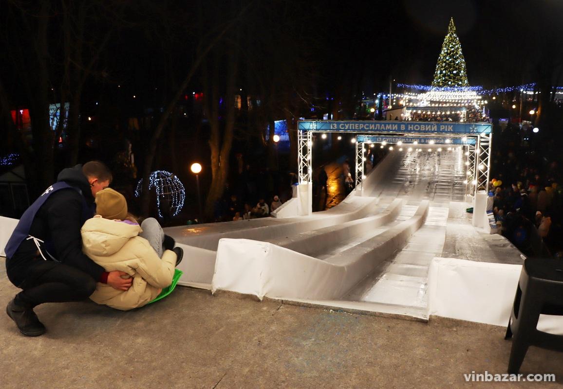 У Вінниці урочисто відкрили головну новорічну ялинку 2022 (Фото)